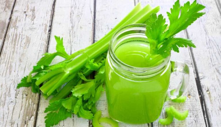 Bebida natural de apio y perejil para refrescar e hidratar el cuerpo.
