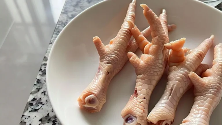 Descubre por qué muchos consumen patas de pollo para fortalecer sus articulaciones.