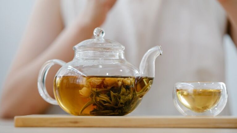 El Elíxir de la Eterna Juventud: Por Qué el Té Verde es el Rey de la Medicina Natural