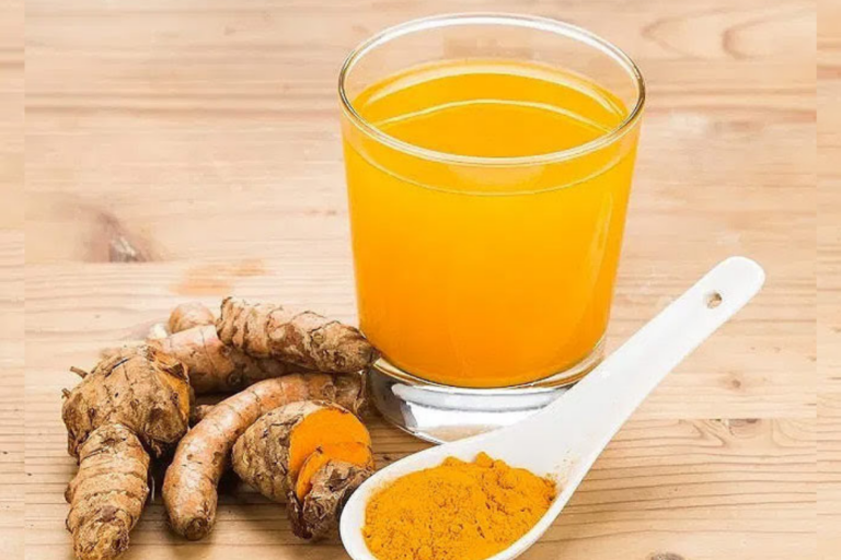 El poder de la cúrcuma fresca: Cómo preparar una sopa reconfortante y antiinflamatoria en casa.
